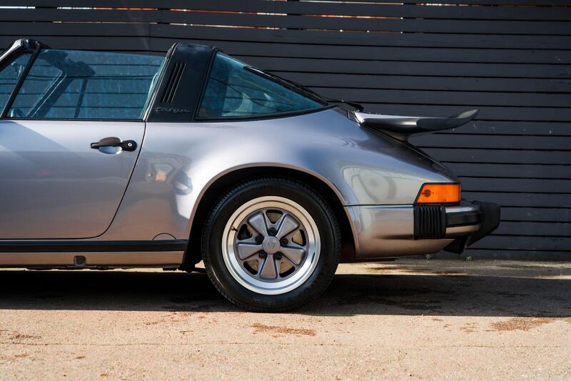 Porsche 911 view 5