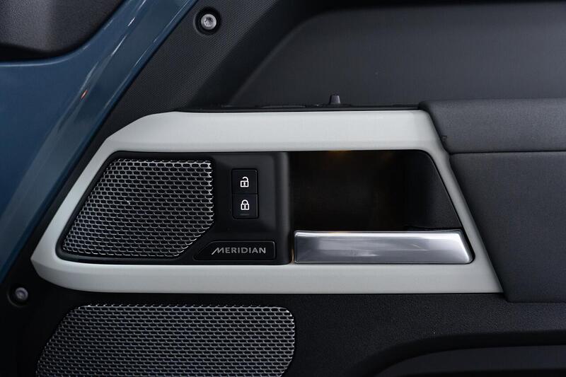 Land Rover Defender 90 view 7