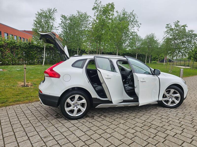 Volvo V40 Cross Country view 3