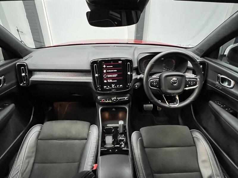 Volvo XC40 view 2