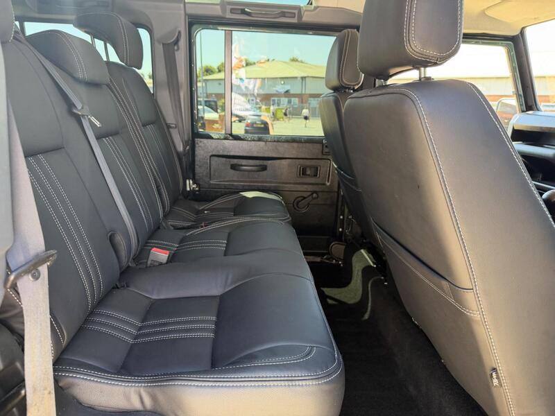 Land Rover Defender 110 view 4