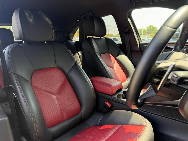 Porsche Macan view 3