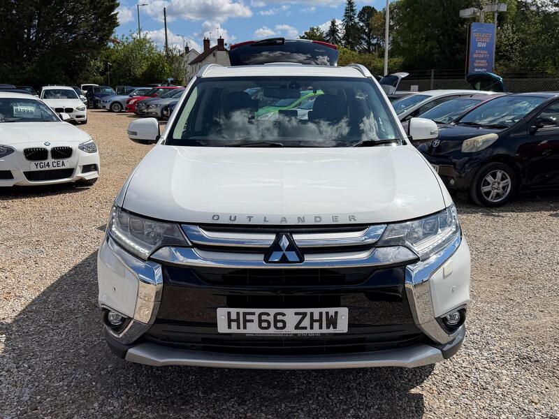 Mitsubishi Outlander view 3