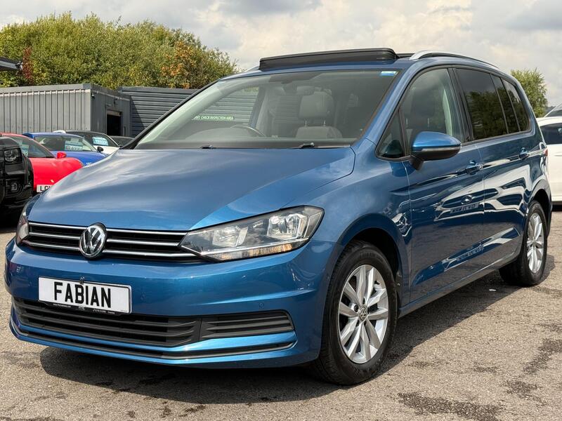 Volkswagen Touran view 3