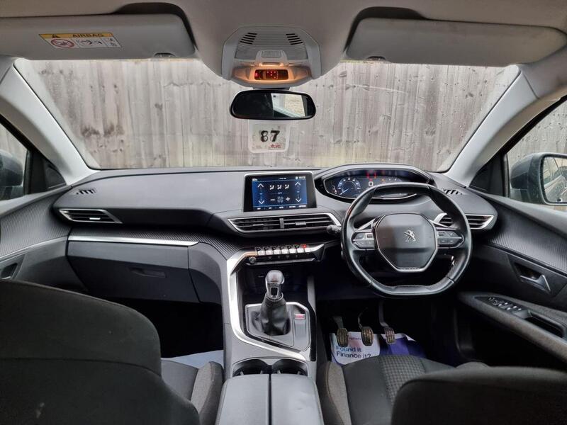 Peugeot 5008 view 2