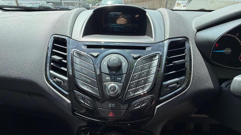 2014 Ford Fiesta — photo 23