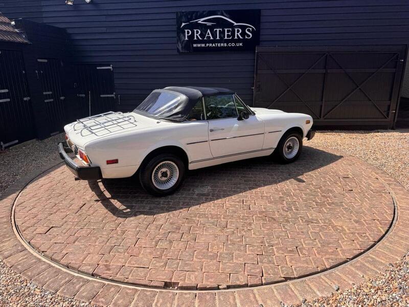 Fiat 124 Spider view 7