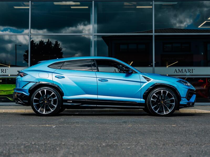 Lamborghini Urus view 3