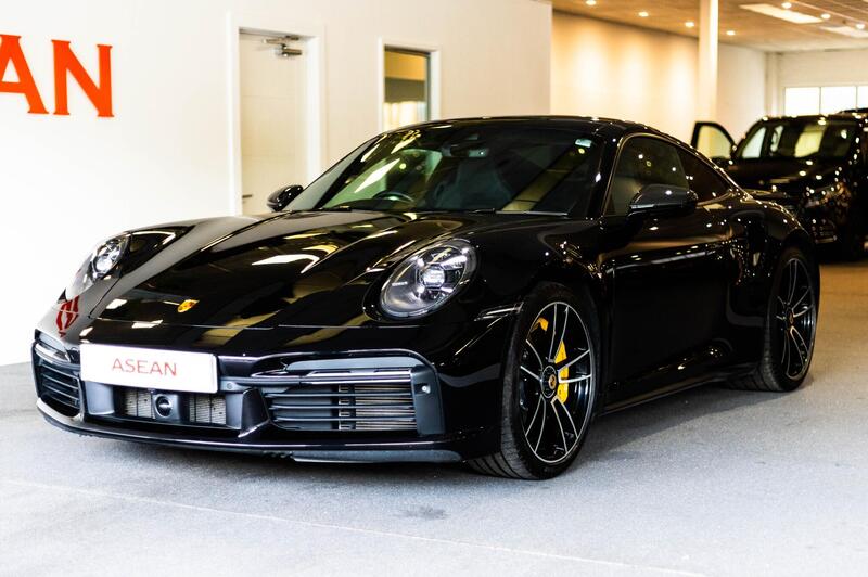 Porsche 911 view 5