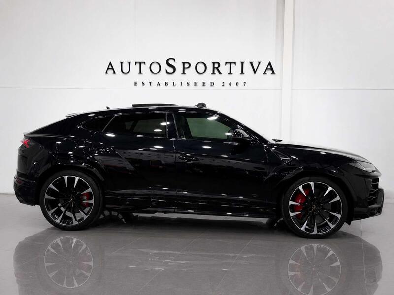 Lamborghini Urus view 3
