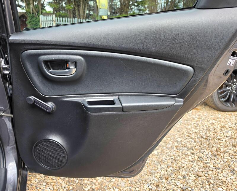 Toyota Yaris 1.5 VVT-h Design E-CVT Euro 6 (s/s) 5dr thumbnail 19