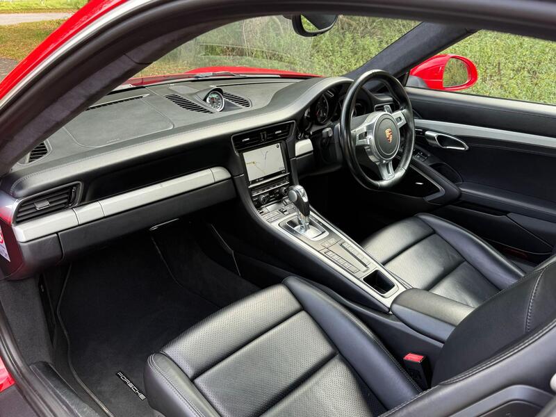 Porsche 911 view 6