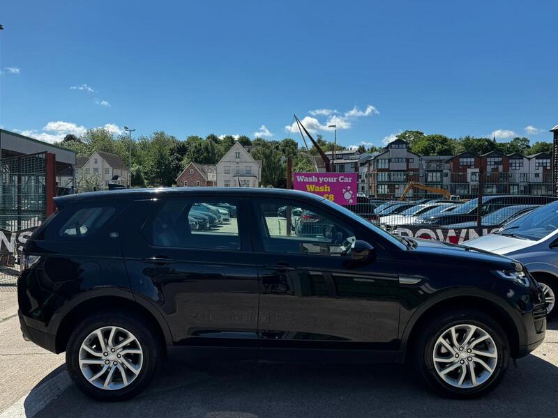 Land Rover Discovery view 3