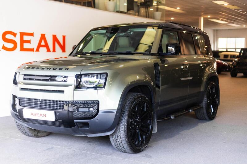 Land Rover Defender 110 view 2