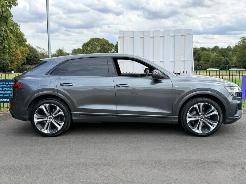 Audi Q8 view 4