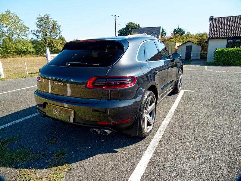 Porsche Macan view 22