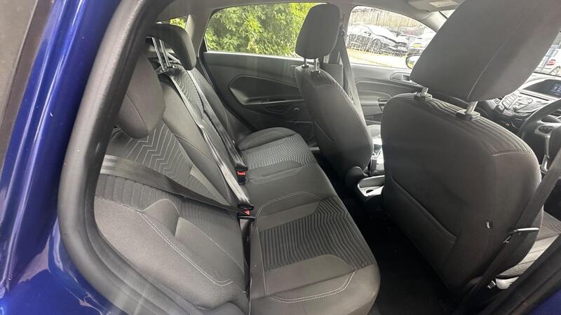 2015 Ford Fiesta — photo 11