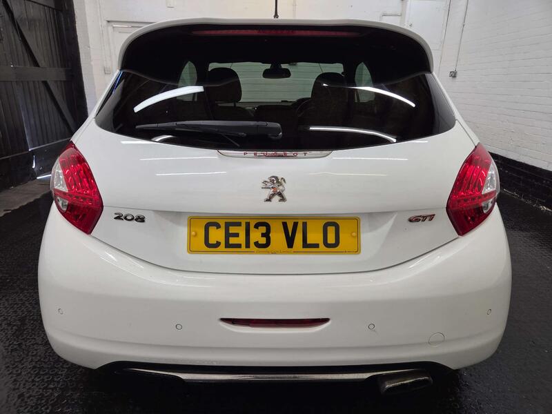 Peugeot 208 view 5