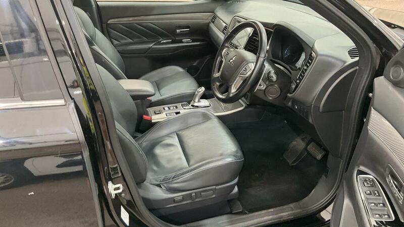 Mitsubishi Outlander view 2