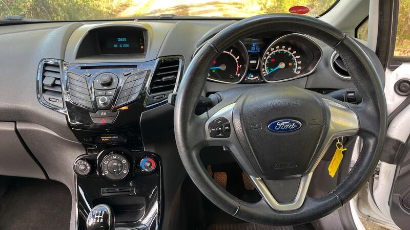 2013 Ford Fiesta — photo 27