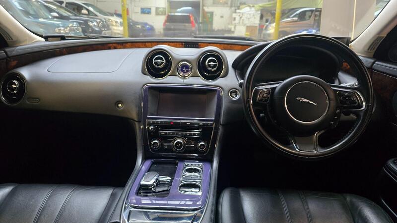 Jaguar XJ view 3