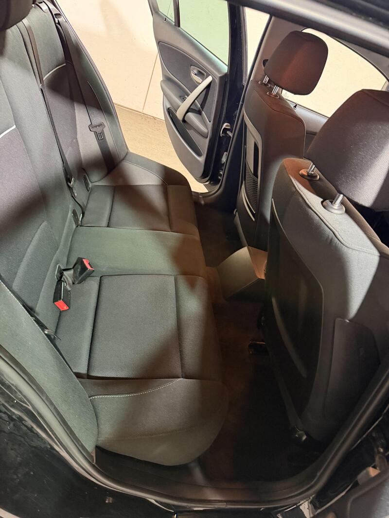 2011 BMW 1 Series — photo 15