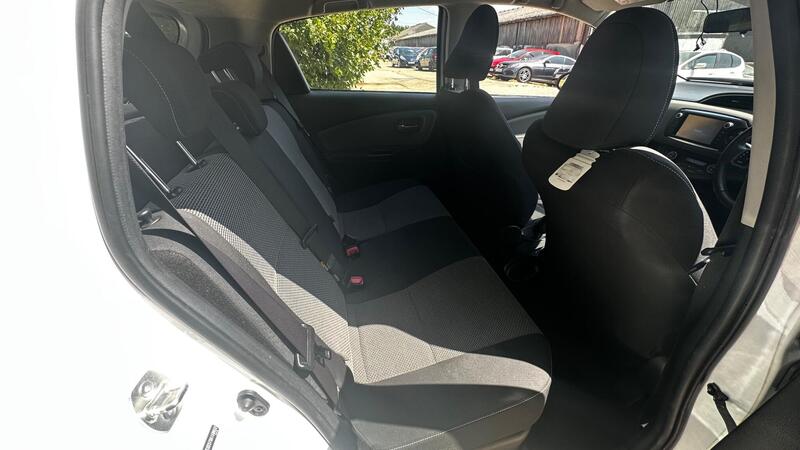 2015 Toyota Yaris — photo 17