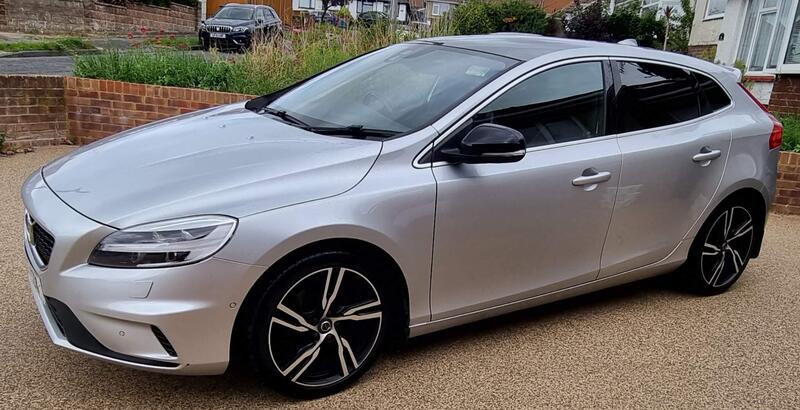 Volvo V40 — photo 1