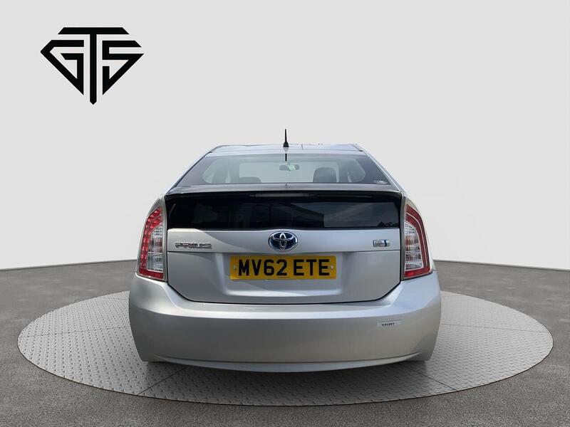 Toyota Prius view 4