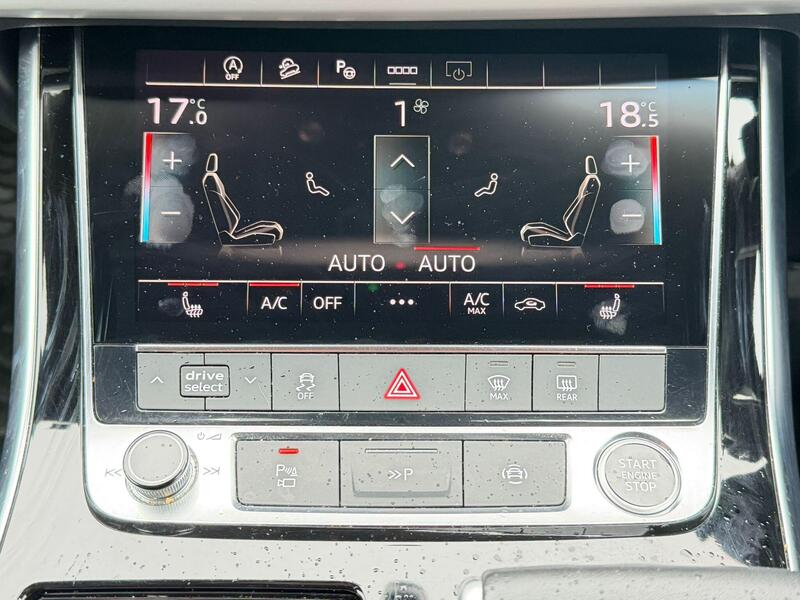 Audi Q7 view 4