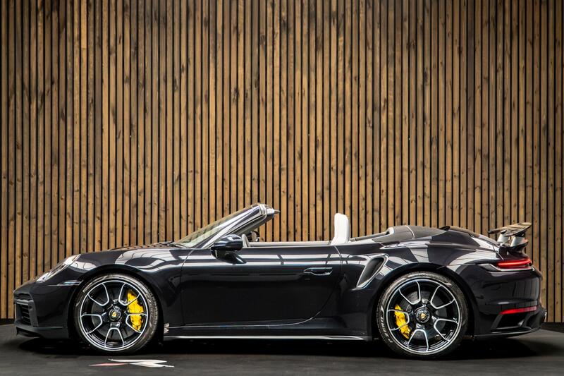 Porsche 911 view 7