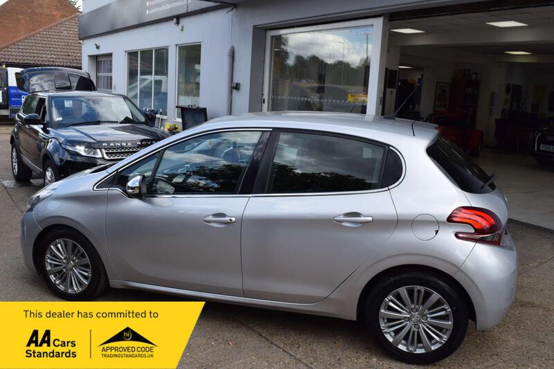 Peugeot 208 view 6