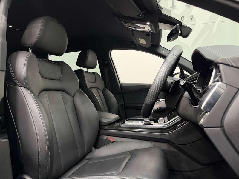 Audi Audi Q7 view 2