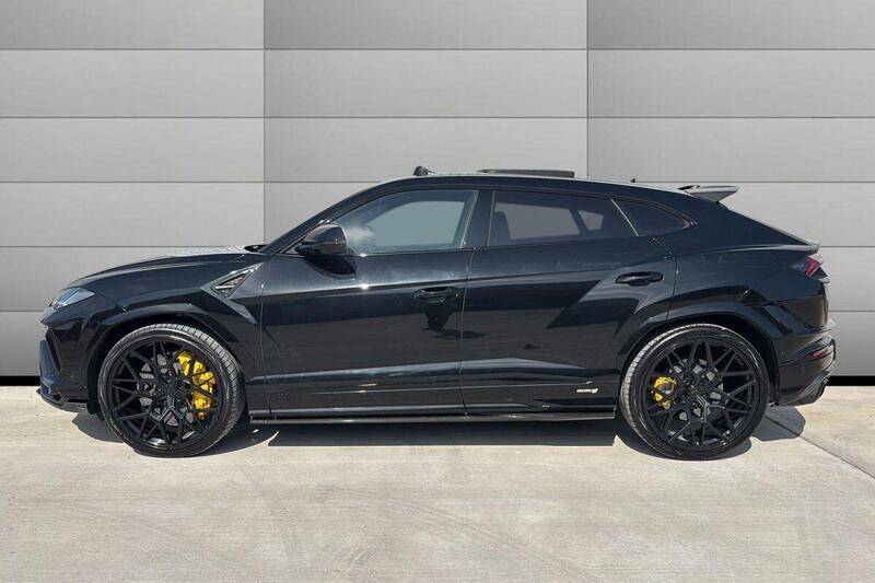 Lamborghini Urus view 3