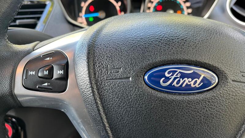 2013 Ford Fiesta — photo 32