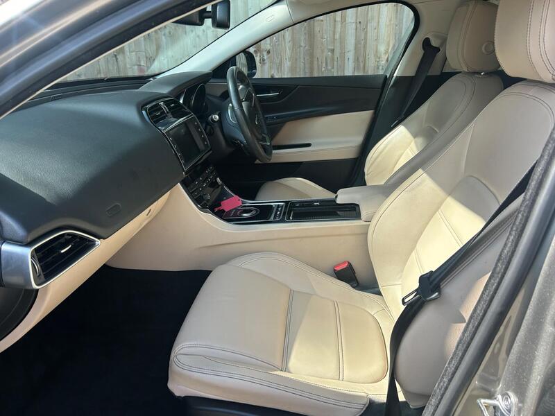 Jaguar Xe view 4
