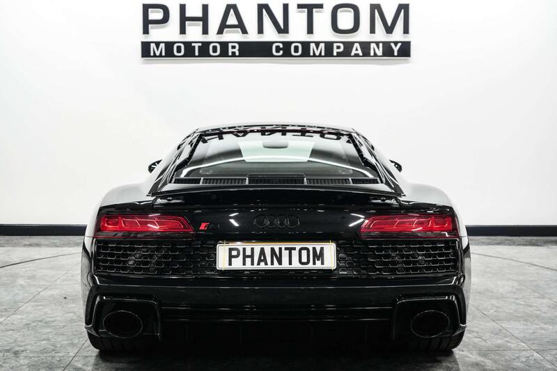 Audi R8 view 4