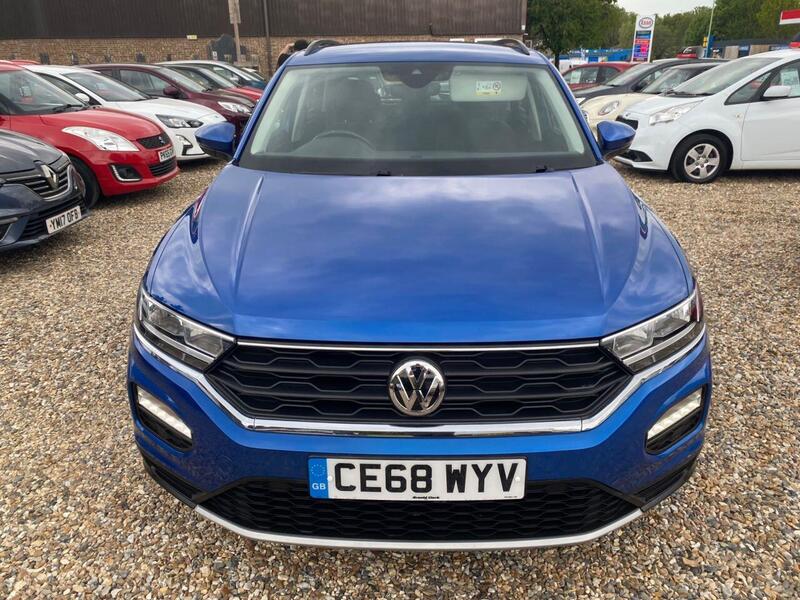 Volkswagen T-Roc view 3