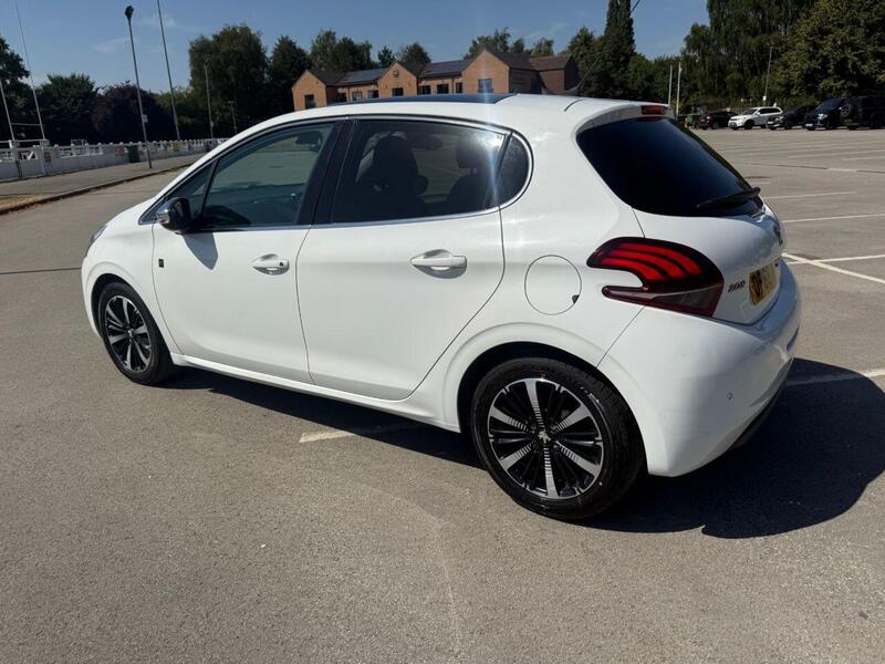 Peugeot 208 view 7
