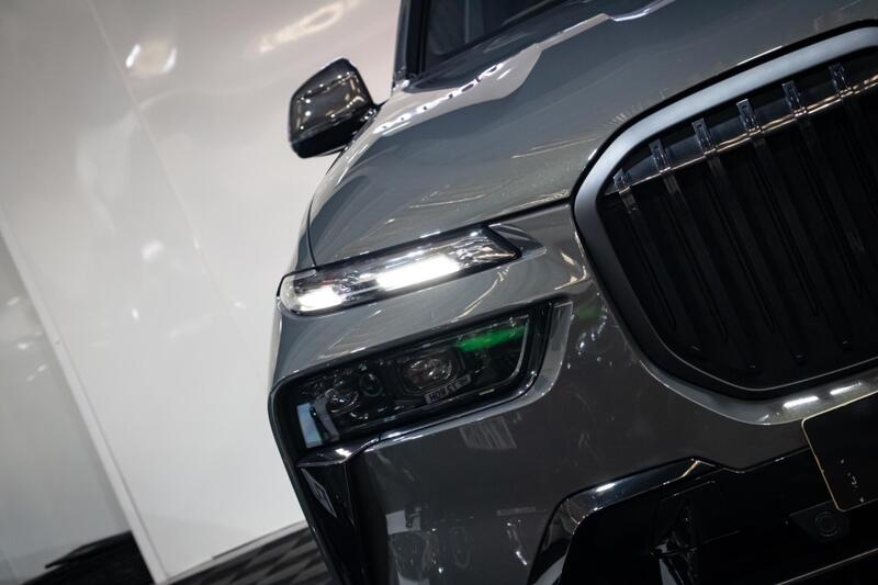BMW X7 view 4