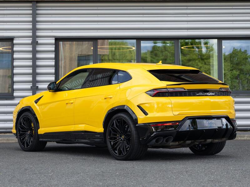 Lamborghini Urus view 5