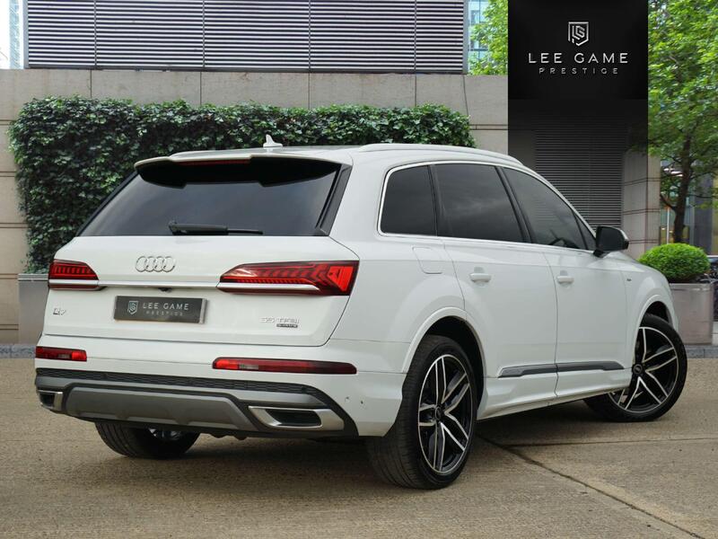 Audi Q7 view 7