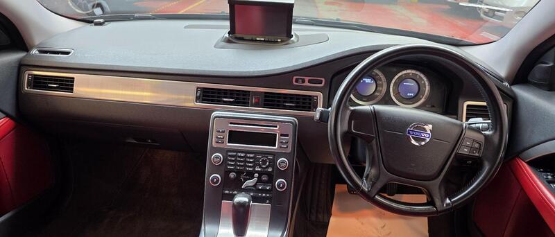 Volvo V70 view 4