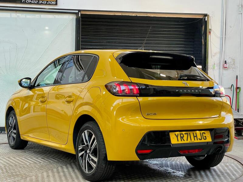 Peugeot 208 view 3