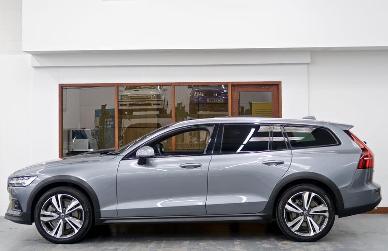 Volvo V60 Cross Country view 4