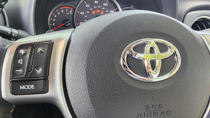 2012 Toyota Yaris — photo 28
