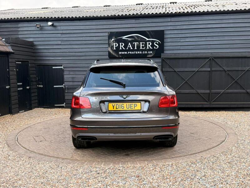 Bentley Bentayga view 3