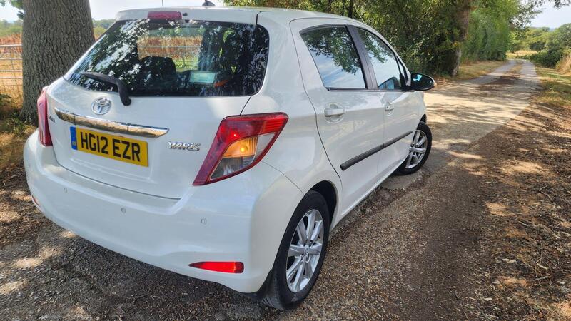 2012 Toyota Yaris — photo 10