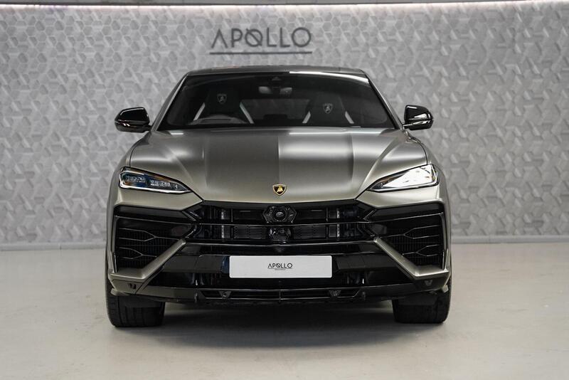 Lamborghini Urus view 3