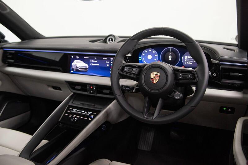Porsche Macan view 3